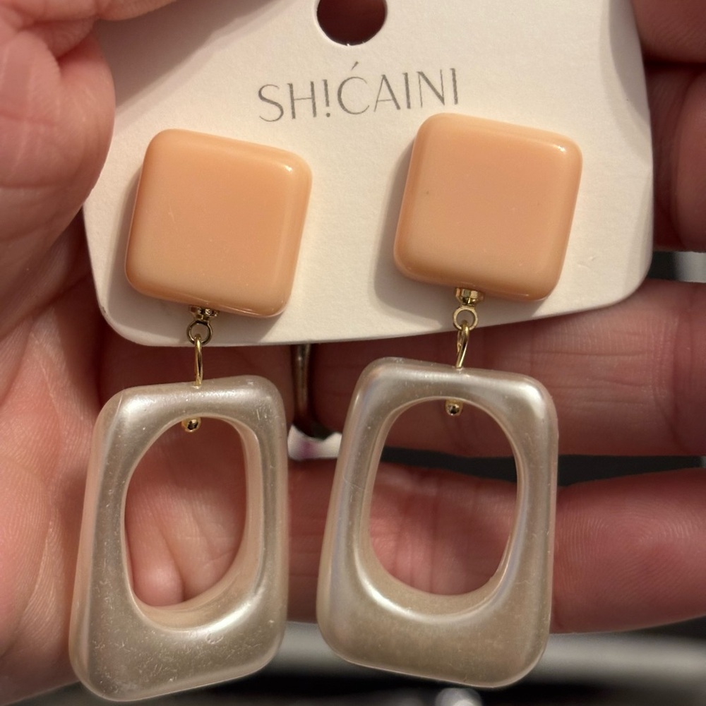 NEW 6 pair of high end acrylic pierced earrings - Picture 5 of 7